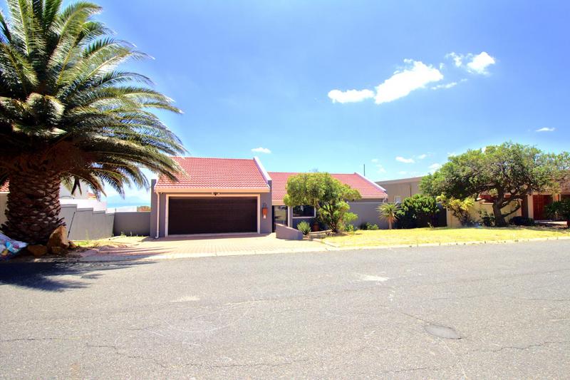 To Let 3 Bedroom Property for Rent in Mountainside Western Cape